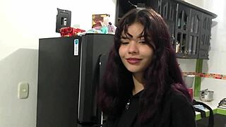 Η θετή αδερφή μου με μαθαίνει να γαμώ και μετά ζητάει creampie μέσα