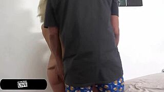 Christina Shine beugt sich vor für kurvige Gruppen-Handjob und Reit-Sex.