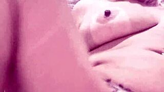 Marca comigo e vem enfiar seu cacetão nessa buceta gulosa e puta e adoro que esporrem na minha boca também vem estou esperando?