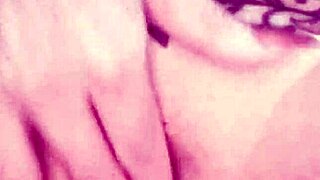 Marca comigo e vem enfiar seu cacetão nessa buceta gulosa e puta e adoro que esporrem na minha boca também vem estou esperando?