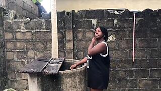 Mi novio goza follando mi culo grande junto al pozo con amigo mirando