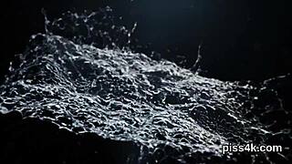 Aceste lesbiene tinere 18+ sărutabile sunt udate cu pipi în garaj, pizde ude