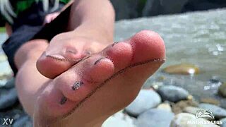 Богиня в загорелых нейлоновых чулках показывает милые нейлоновые подошвы и пальцы на берегу реки