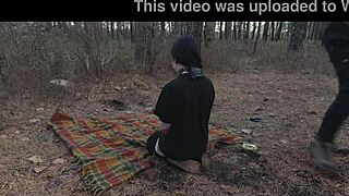 Alistuva söpö tyttö syö perseä ja pissaa tienvarsipiknikillä sitten saa kovan kasvon naimisen 😈