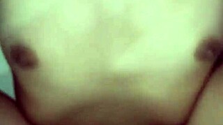 Essa büyük götüyle köpek stili sikilmeyi seviyor