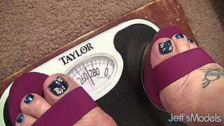 chubby bella bendz meets old lady lynn