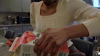 Fată dă muie rapidă și înghite sperma înainte de sală