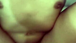 Essa büyük götüyle köpek stili sikilmeyi seviyor