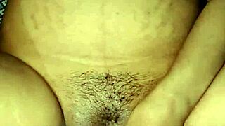 Indijska bhabhi stenje, ko njeno mokro pičko močno jebe dildo