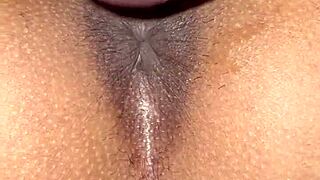 Mon trou serré agrippe sa grosse bite fort