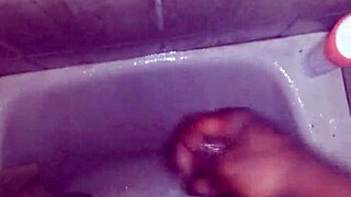 Rázom a faszomat zuhanyban spermával és óriás nagy fekete fasszal