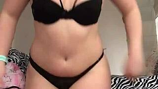 PAWG nerd fofo com rabinhos vibra corpo grosso até clímax.