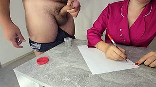 Медсестрата дарява сперма като дърпа на пациента