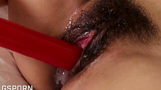 Vruća azijska Thai curica pokazuje dlakavu pičku u tuš kabini i drka igračkama