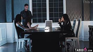 التلاعب بثلاث أخوات زوج أم في حلم VR مشترك مع مص جماعي قاسي