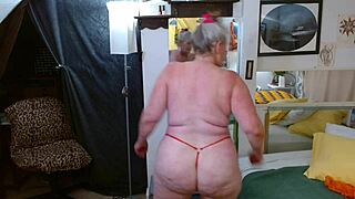 dawnskye1962 展示曲线和毛茸茸的骚逼，在八月内裤游行中成熟裸上身