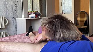 Styvmamman lägger sig ner, ger blowjob och blir knullad i röven i denna hemgjorda bbw-video.