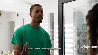 La pequeña culturista de 18+ Liz Jordan flexiona y toma polla grande en escena de Rocket Powers.