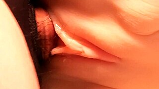 “我在从后面把我的鸡巴滑进她紧致的阴道”