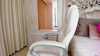 Jsem Shantall Knowless na kameře, prstuju si velkou kundičku vibrátorem, moje velké kozy a prdel na obdiv