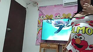 stiefneefje keli in elmo pyjama wil lul zuigen!