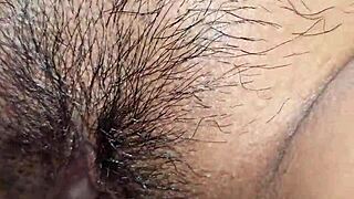 自慰的微妙时刻导致湿润阴道性交和温柔内射结束