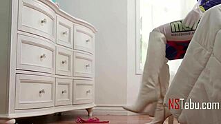 Känns grymt suga svullna kukar efter avklädning