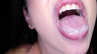 Секреты глорихола: Анна принимает 10 спермовыстрелов на лицо и в рот.