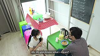 Osećam se tako intenzivno dok se azijska devojka saginje za grub mokar jeb pičke u prodavnici