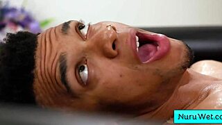 Busty blond massös ger våt blowjob och suger bbc