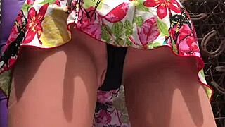 ensino minha meia-irmã a brincar no celular enquanto a faço sentir meu pau enorme sex toy