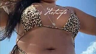 Napbarnított feleség mutogat strandon