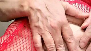 बस्टी ग्रैनी मारिया ओल्ड ओवरऑल्स उतारकर हेयर पसी को क्लोज-अप में दिखाती है होममेड सोलो स्टॉकिंग्स में