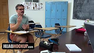 Učiteljica sa prirodnim sisama savija se za doggystyle i titty fuck sa facial završetkom