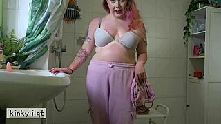 kinkylilqt squashes cake with dirty ass, worships it, then fucks herself with dildo