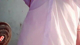 Colombian teen squirts outdoors for neighbors!