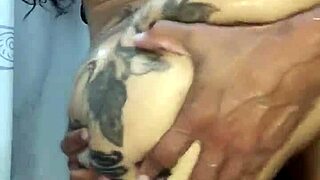 foda no banheiro com morena rabuda termina com leite na cara