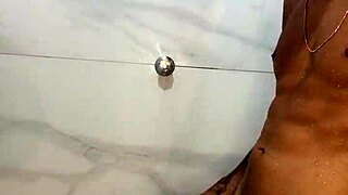 foda no banheiro com morena rabuda termina com leite na cara