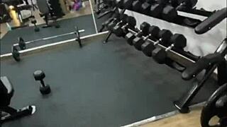 Yo, în timp ce mă antrenam la sală, a trebuit să o fut tare și să ejaculez în gura ei!