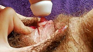 Coño peludo con clítoris grande chorrea grool en closeup solo apretado