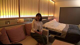 보물 비디오야? 이 아름다운 가슴 큰 일본 밀프가 거대한 섹시 자연 가슴과 풍선 가슴으로 뭐 해?