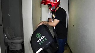Estoy follando al repartidor de Uber Eats