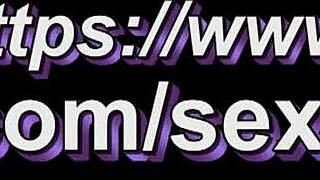 Sexig milf i strumpbyxor och lingeri solo med stora naturliga tuttar