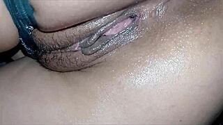 XXX ετεροθαλή έφηβη 18+ παίρνει την υγρή πουτάνα της να την τρώνε από τον διεστραμμένο θείο σε homemade POV cumshot ερασιτεχνική δράση