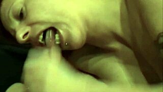 Give to the milf 2 juicy cock