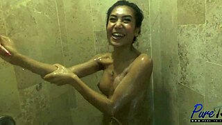 Interviu sugestiv în culise cu ladyboy Mos în casting solo POV