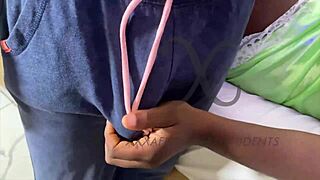 꼴린 학생 콘돔 안에 큰 자지 두 번 사정받아 섹스 중