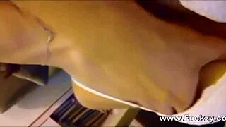 Hun spør: Vil du se denne varme amatør tenåringen 18+ gi en ond blowjob?