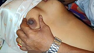 Intialainen kuuma bhabhi kova doggystyle ryhmäseksi kreampie:lla hotellissa