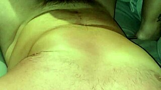 Velika rit v roza tangici jaha kurac